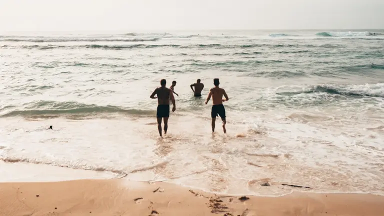 Varias personas se bañan en la playa. ARCHIVO