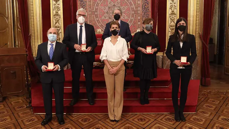 María Chivite junto a los galardonados. De izda a dcha: Francisco Arasanz (AECC Navarra), Gregorio Luri, Patxi Salaberri, Mª José Calasanz y Ana Monreal, con la Presidenta en el centro.