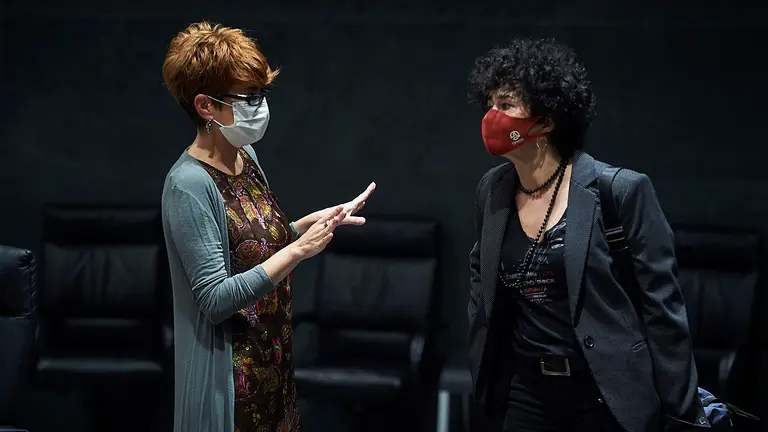 Bakartxo Ruiz (EH Bildu) habla con Inma Jurio (PSN) minutos antes de comenzar la sesión de trabajo en el Parlamento. PABLO LASAOSA