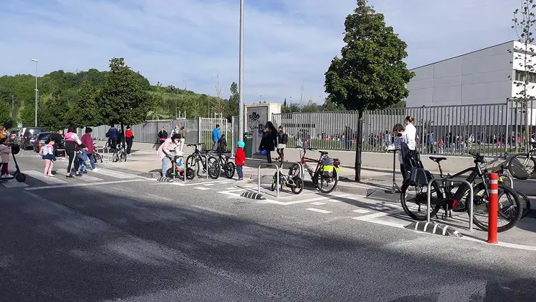 Actuaciones realizadas en los pasos de cebra cercanos al colegio de Buztintxuri para mejorar su seguridad. AYUNTAMIENTO DE PAMPLONA