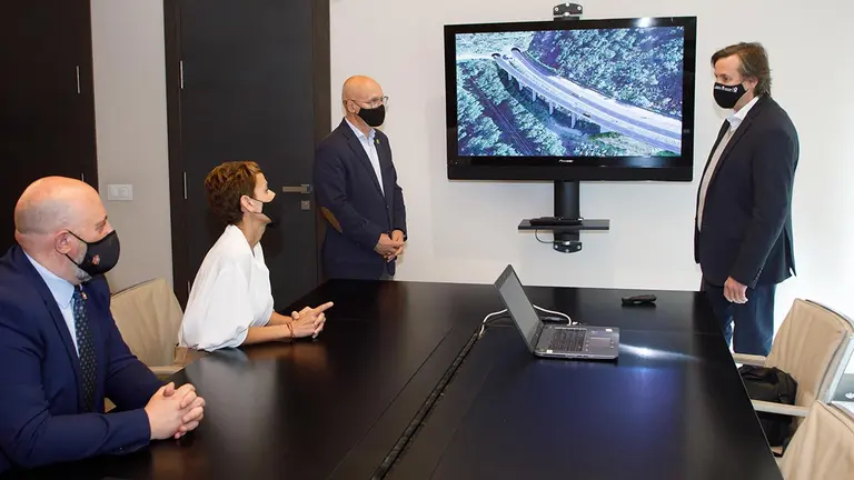 El consejero de Cohesión Territorial, Bernardo Ciriza, y el director general de Obras Públicas, Pedro López, presentan el proyecto a la Presidenta de Navarra, María Chivite, y al delegado del Go