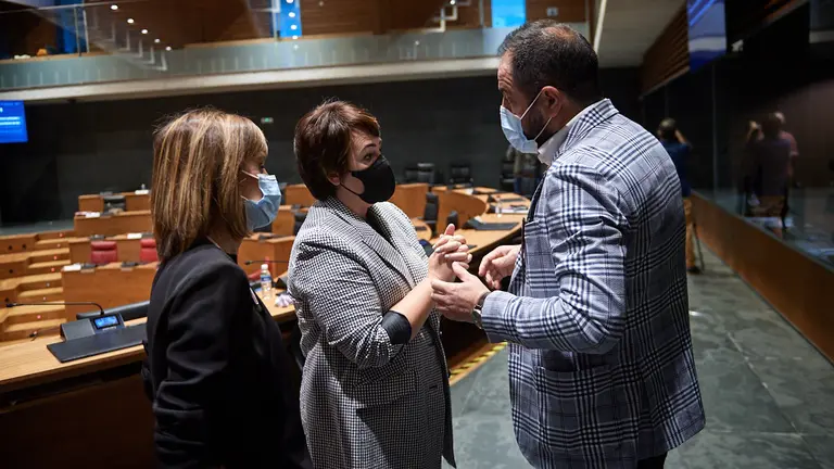 Ainhoa Aznarez, portavoz de Podemos, habla con Ramón Alzorriz, portavoz del PSN, durante el pleno del Parlamento de Navarra. MIGUEL OSÉS
