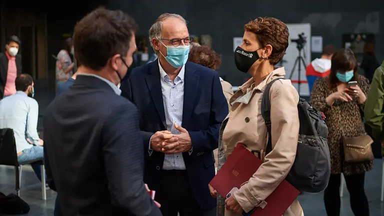 La Presidenta del Gobierno de Navarra, María Chivite, habla con el miembro de Eh Bildu, Adolfo Araiz, durante el pleno del Parlamento de Navarra. MIGUEL OSÉS