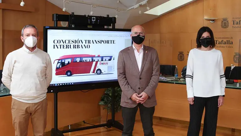 El alcalde de Tafalla, Jesús Arrizubietala, el consejero de Cohesión Territorial, Bernardo Ciriza, y la directora general de Transportes, Berta Miranda - GOBIERNO DE NAVARRA