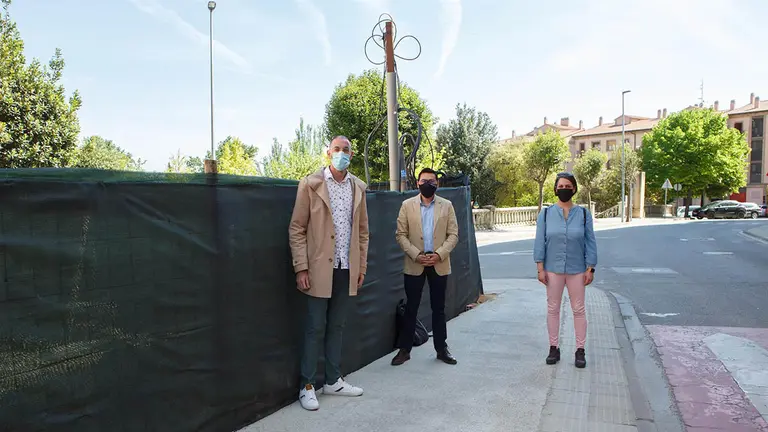 El director general de Administración Local y Despoblación, Jesús Mª Rodríguez, el alcalde de Corella, Gorka García y la concejala Patricia Cueva. GOBIERNO DE NAVARRA