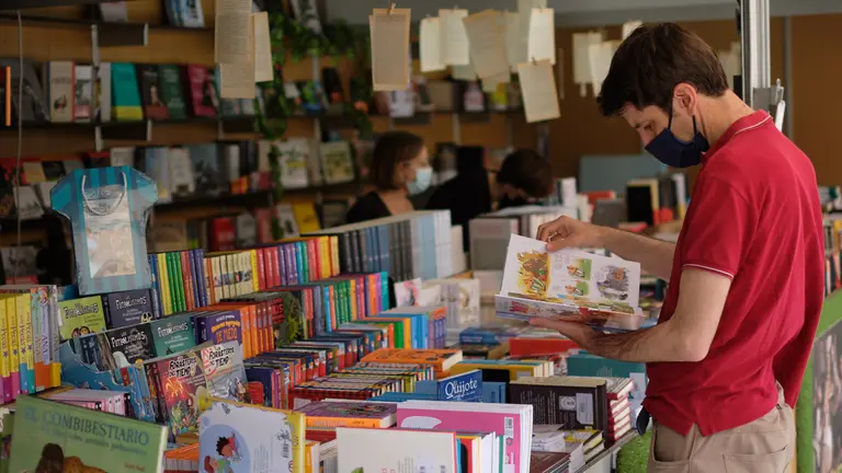 Feria del libro en la Plaza del Castillo de Pamplona. MIGUEL OSÉS