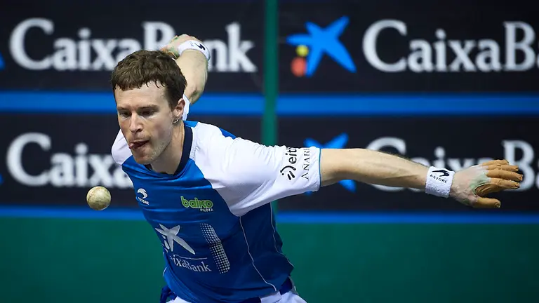 Iñaki Artola en la primera semifinal del manomanista en el Labrit de Pamplona. PABLO LASAOSA