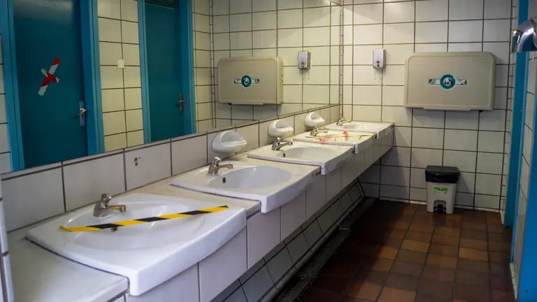 Baños públicos situados en el Paseo Sarasate de Pamplona, frente al monumento de los Fueros. MEGAN WALLS