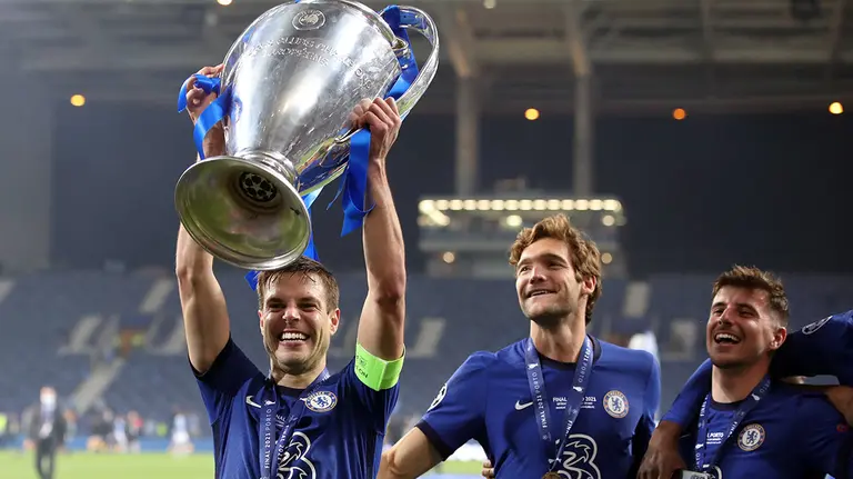 Cesar Azpilicueta levanta la Champions League ganada con el Chelsea en Oporto. Nick Potts/PA Wire/dpa