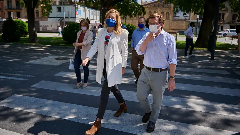 El alcalde de Madrid, José Luis Martínez Almeida, recorre las calles de la parte vieja de Pamplona. PABLO LASAOSA