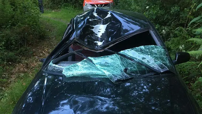 Vehículo completamente destrozado del hombre que ha atropellado mortalmente a un ciclista en la N-121 en Navarra. POLICÍA FORAL