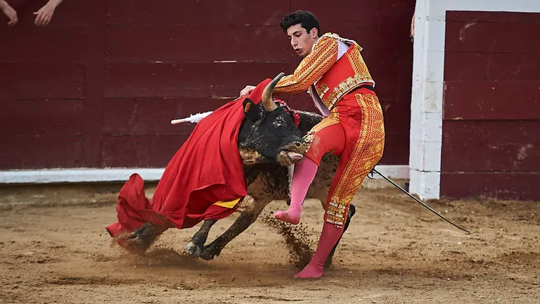 Nabil “El Moro”, Rubén Núñez y Carlos de María participan en la novillada sin picadores celebrada en Estella. PABLO LASAOSA