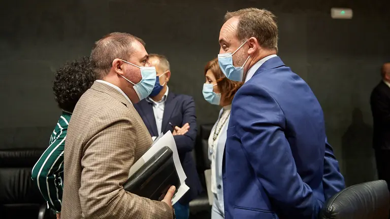El presidente del Parlamento de Navarra, unai Hualde (i), habla con el portavoz de Navarra Suma, Javier Esparza (d),  durante la Mesa y Junta de Portavoces de este lunes. MIGUEL OSÉS