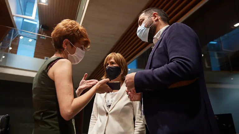 Los portavoces de Eh Bildu, Bakartxo Ruiz (i), Geroa Bai, Uxue Barkos (c), y PSN, Ramón Alzorriz (d), hablan durante la mesa y junta de portavoces de este lunes. MIGUEL OSÉS