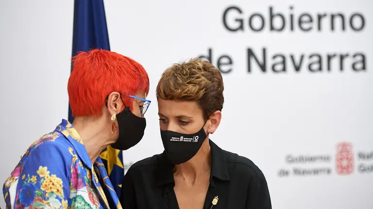 La presidenta de Navarra, María Chivite, y la presidenta de La Rioja, Concepción Andreu, firman un convenio de colaboración en materia sanitaria. MIGUEL OSÉS