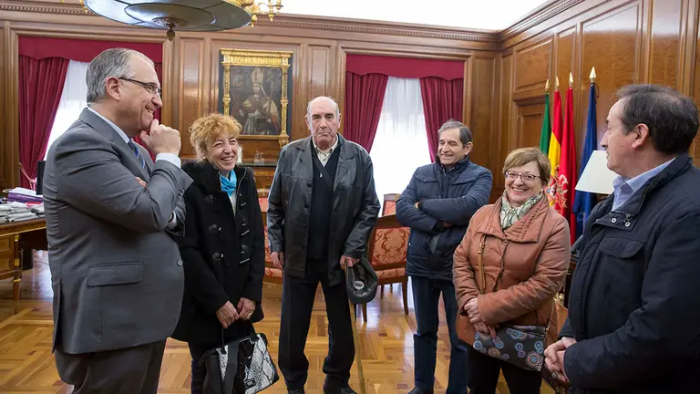 A* Jesús Garzaron/Ayuntamiento de Pamplona
F* 2020_02_26
T* Reunión con la asociación corazones Happy
L* Despacho alcaldía 