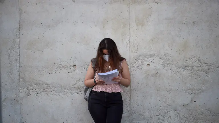 Los estudiantes de Navarra se presentan a la prueba de la Evau en el Aulario de la Universidad de Navarra. MIGUEL OSÉS