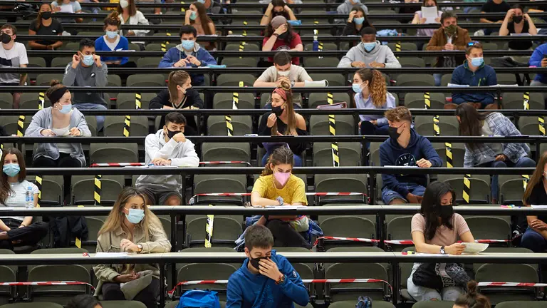 Los estudiantes de Navarra se presentan a la prueba de la Evau en el Aulario de la Universidad de Navarra. MIGUEL OSÉS