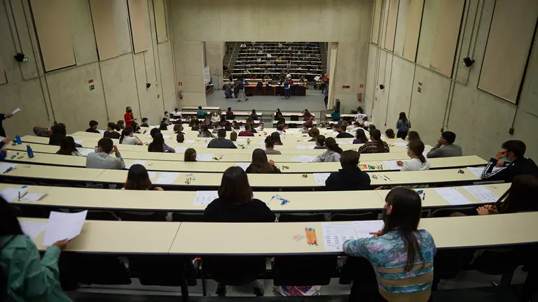 Los estudiantes de Navarra se presentan a la prueba de la Evau en el Aulario de la Universidad de Navarra. MIGUEL OSÉS