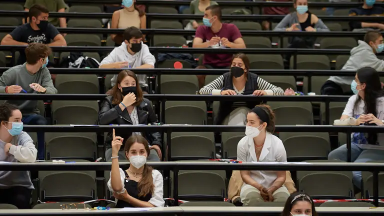 Los estudiantes de Navarra se presentan a la prueba de la Evau en el Aulario de la Universidad de Navarra. MIGUEL OSÉS