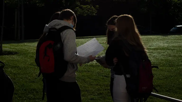 Los estudiantes de Navarra se presentan a la prueba de la Evau en el Aulario de la Universidad de Navarra. MEGAN WALLS