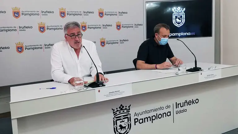 Joseba Asirón y el concejal Endika Alonso, durante su comparecencia en Pamplona. EUROPA PRESS