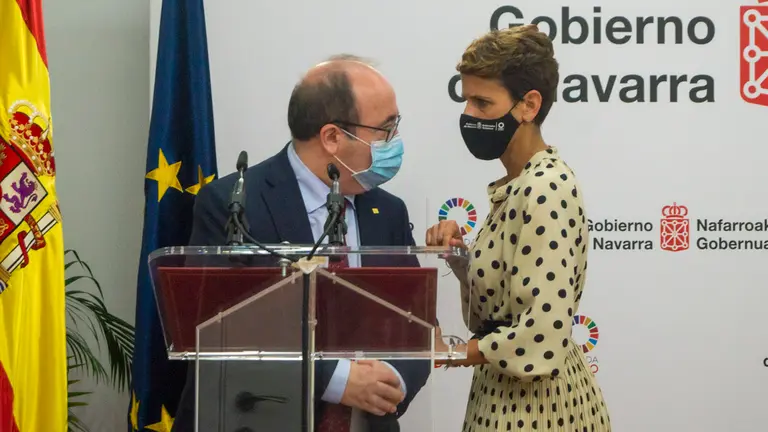 La presidenta del Gobierno de Navarra, María Chivite, y el ministro de Política Territorial y Función Pública, Miquel Iceta, comparecen en rueda de prensa tras la reunión de la comisión mixta de la Junta de Transferencias en la que se materializará el traspaso a Navarra de las funciones y servicios en materia de sanidad penitenciaria, en el Palacio de Navarra. MEGAN WALLS