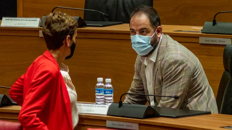 La presidenta del Gobierno de Navarra, María Chivite, y el portavoz del PSN, Ramón Alzórriz hablan durante el pleno del Parlamento de Navarra. MEGAN WALLS