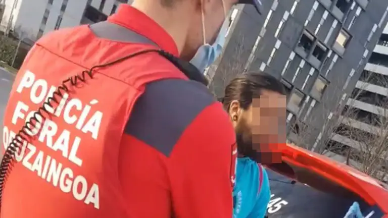 Intervención anterior con uno de los detenidos. POLICÍA FORAL