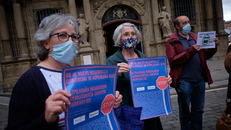 Vecinos y comerciantes de Azpilagaña, Arrosadia e Iturrama informan de una recogida de firmas a favor del comercio local y en contra de la superficie proyectada en la zona sur de Azpilagaña. MIGUEL OSÉS