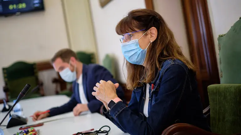 Maite Esporrín, miembro del PSN, durante el pleno del Ayuntamiento de Pamplona. MIGUEL OSÉS