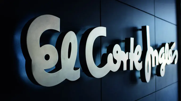 Logotipo de El Corte Inglés en una fachada. CEDIDA