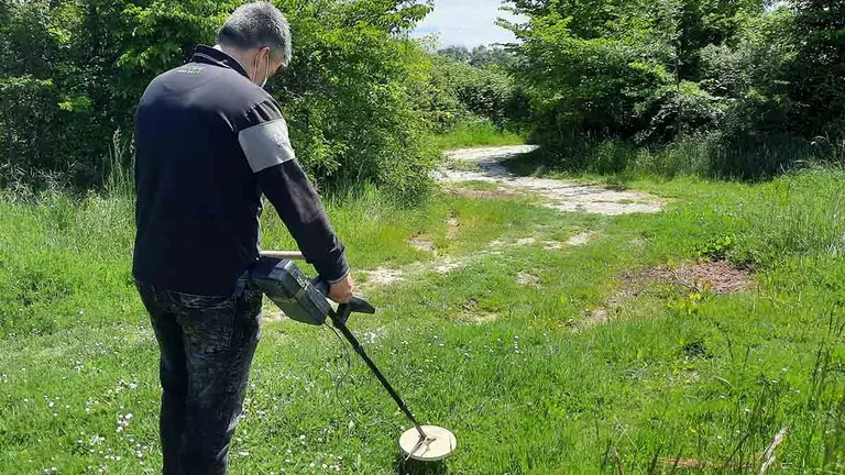 Un hombre explora un terreno con un detector de metales. GOBIERNO DE NAVARRA