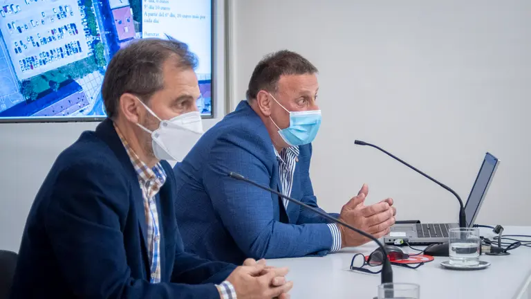 El concejal delegado de Seguridad Ciudadana, Javier Labairu, y el director del área, Patxi Fernández, informan, en el Ayuntamiento de Pamplona, sobre la ampliación de la zona de estacionamiento regulado ('zona azul') a los barrios de Rochapea Norte, Txantrea y San Jorge..MEGAN WALLS