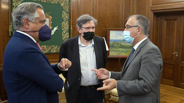 Maya recibe al director de cine Gerardo Herrero. Ayuntamiento de Pamplona