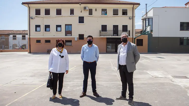 El director general de Administración Local, Jesús Mari Rodríguez (centro); el alcalde de Milagro, José Ignacio Pardo, y la concejala del ayuntamiento de Milagro, Belén Cerdán. GOBIERNO DE NAVARRA