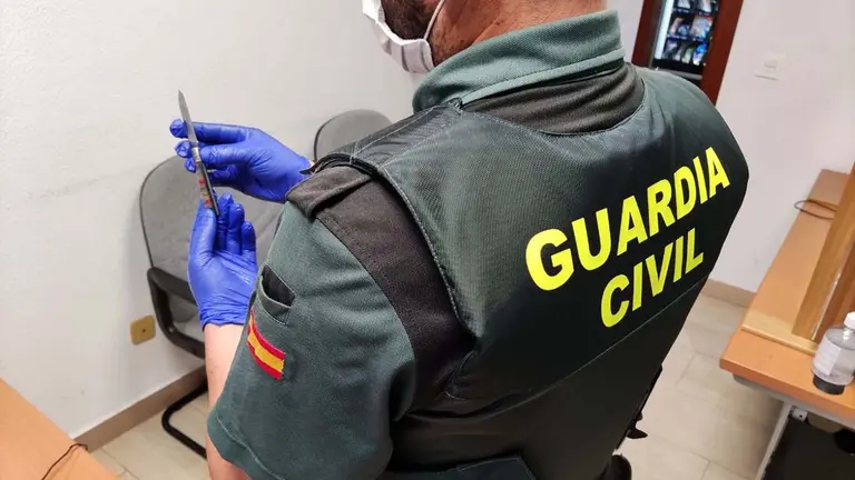 Vista de la navaja que portaba la mujer detenida y con la que intentó agredir a un agente de la Guardia Civil en Navarra. CEDIDA