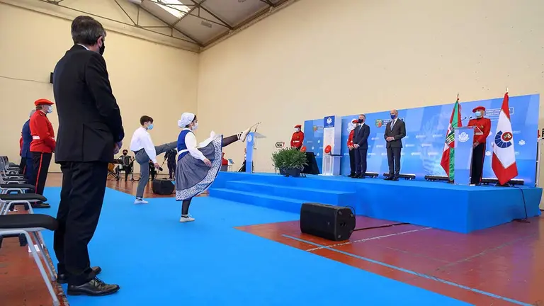 El lehendakari, I&ntilde;igo Urkullu, ha presidido este domingo en la Academia vasca de Polic&iacute;a y Emergencias, en Vitoria, el acto anual de entrega de condecoraciones y de homenaje a los ertzainas muertos en acto de servicio.