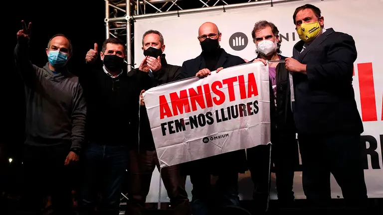 (i-d) El exconseller de JxCat, Jordi Turull, el expresidente de la ANC y exdiputado de JxCat, Jordi S&agrave;nchez, el exconseller de Interior de la Generalitat Joaquim Forn, el exconseller de Exteriores, Ra&uuml;l Romeva, el presidente de &Ograve;mnium Cultural, Jordi Cuixart y el l&iacute;der de ERC Oriol Junqueras en un acto al volver a la c&aacute;rcel de Lledoners, donde ser&aacute;n encarcelados en r&eacute;gimen ordinario desde hoy despu&eacute;s de que el juez haya revocado su semilibertad, en San Juan de Torruella, Barcelona, Catalunya (Espa&ntilde;a), a 9 de marzo de 2021. A partir de ma&ntilde;ana, los presos del 1-O volver&aacute;n a estar clasificados en segundo grado, el r&eacute;gimen penitenciario m&aacute;s habitual, ha explicado la Conselleria de Justicia en un comunicado este martes.
Kike Rinc&oacute;n / Europa Press
  (Foto de ARCHIVO)
9/3/2021