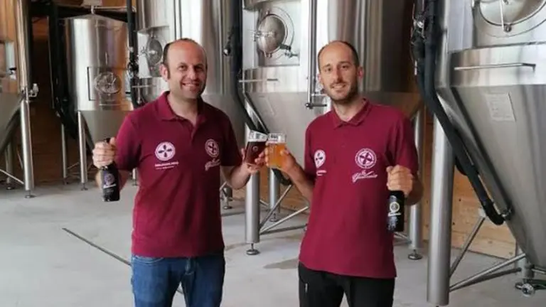 Peio y Jokin, de Cervezas La Vasconia. LA VASCONIA