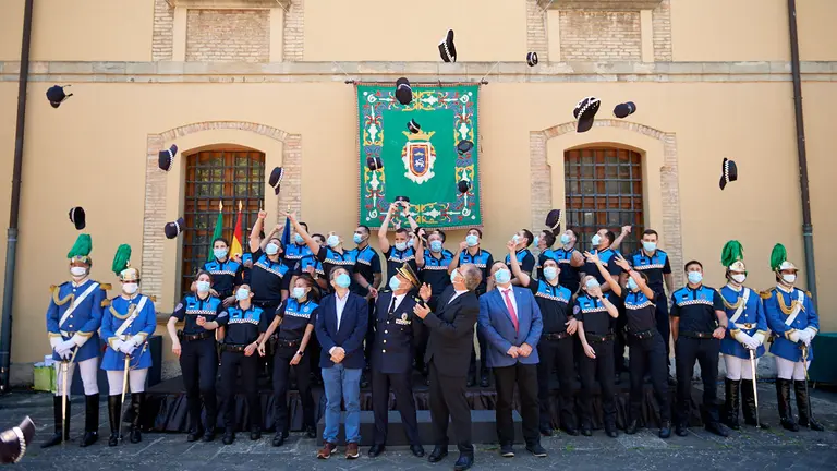 El alcalde de Pamplona, Enrique Maya y el jefe de Policía Municipal de Pamplona, Javier Goya, así como el concejal delegado y el director del Área de Seguridad Ciudadana, Javier Labairu y Patxi Fernández, respectivamente, presiden el acto de toma de posesión de 25 nuevos agentes de Policía Municipal de Pamplona. MIGUEL OSÉS