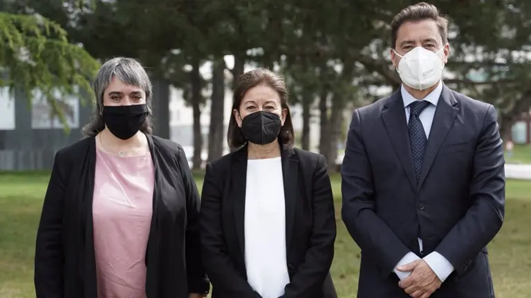 Stefanía Arribas Leal, supervisora de la Clínica Josefina Arregui; Mercedes Pérez Díez del Corral, decana de la Facultad de Enfermería de la Universidad de Navarra; y Ángel Gardachal, director gerente de la clínica.

La Facultad de Enfermería de la Universidad de Navarra y la Clínica Josefina Arregui han firmado un convenio de becas de posgrado, denominadas Becas Clínica Josefina Arregui.

ESPAÑA EUROPA NAVARRA SOCIEDAD
UNIVERSIDAD DE NAVARRA