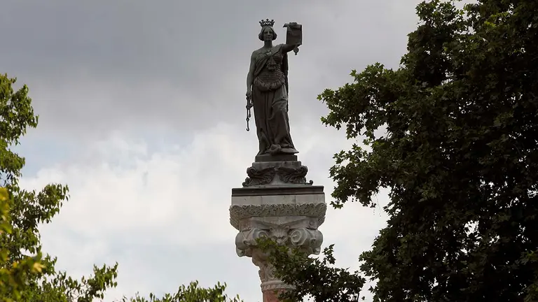 ESTATUA DE LOS FUEROS
