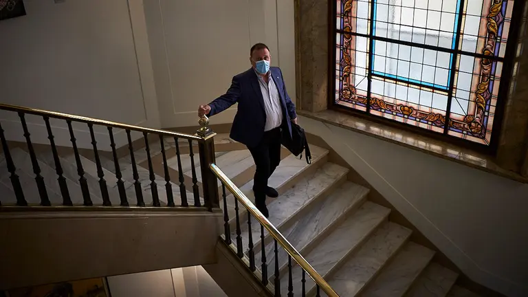 El concejal delegado de Seguridad Ciudadana, Javier Labairu, dirigiéndose a la comparecencia ante la comisión de Presidencia del Ayuntamiento para informar sobre lo sucedido con el tema de la grúa. PABLO LASAOSA