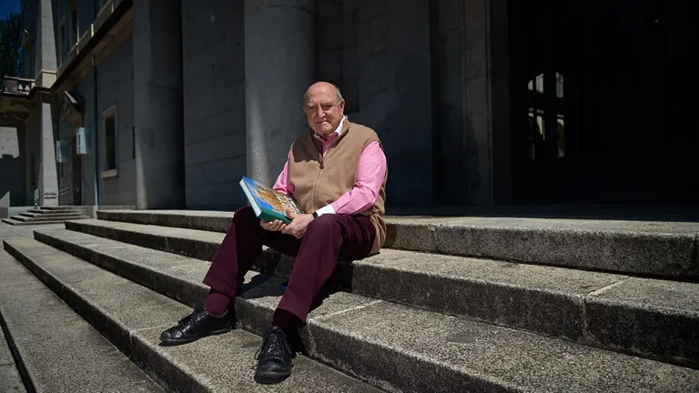 Carlos Soria, catedrático de la UN, quien ha editado un libro sobre la Universidad de Navarra. MIGUEL OSÉS