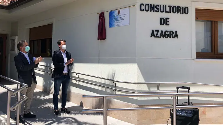 El director gerente del Servicio Navarro de Salud, Gregorio Achutegui, y el alcalde de Azagra, y el alcalde de Azagra, Rubén Medrano, tras la inauguración del consultorio. GOBIERNO DE NAVARRA