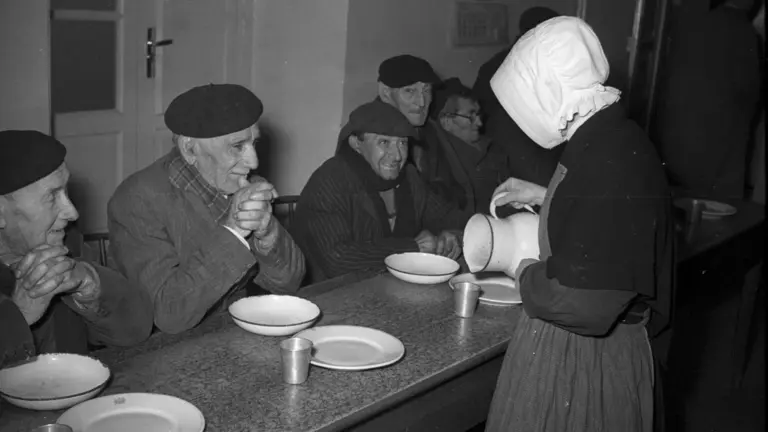 Una mujer sirve agua. AYUNTAMIENTO DE PAMPLONA