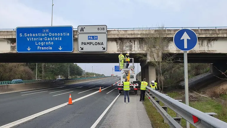 Puente sobre la AP-15 en el que se han detectado importantes daños en su estructura. GOBIERNO DE NAVARRA