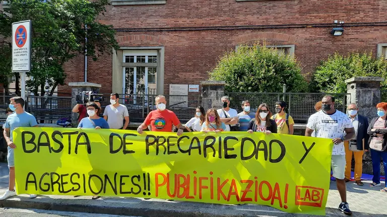 Concentración de LAB contra agresiones a trabajadores de centros de menores. LAB