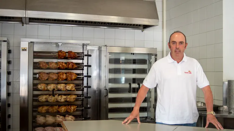 Sebastián Gogorza, dueño del Asador Labea situado en la calle Esquiroz de Pamplona. MEGAN WALLS
